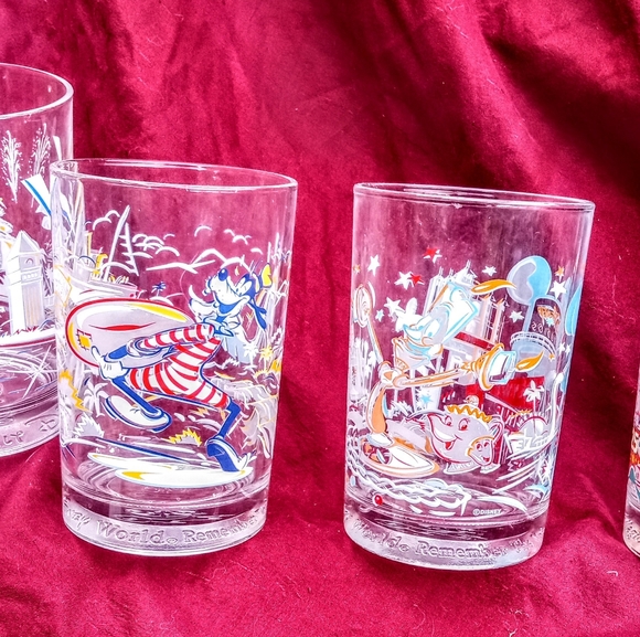 Walt Disney's 25th Anniversary glass set of 4 - Picture 2 of 6